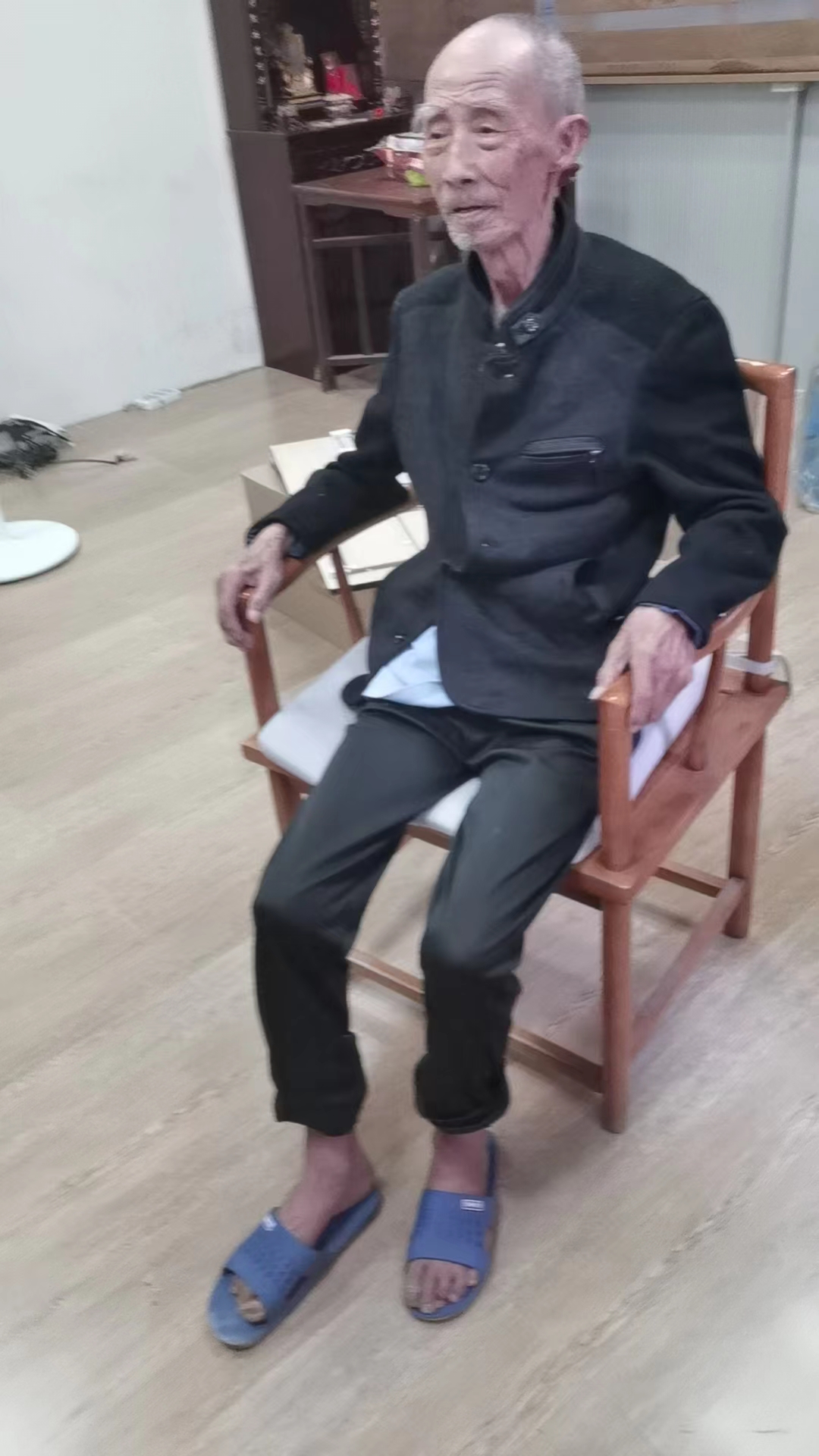走失者照片 泉州市寻亲：九旬老人被救助，穿黑色...