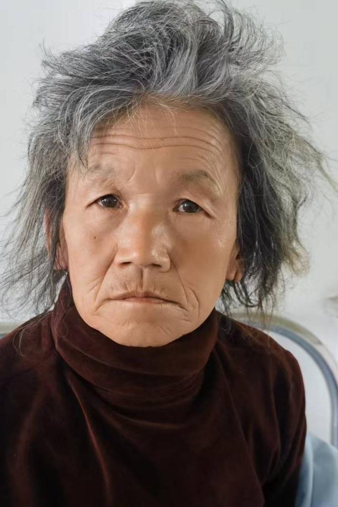 走失者照片 沈阳市寻亲：六旬老太被救助，穿暗红...