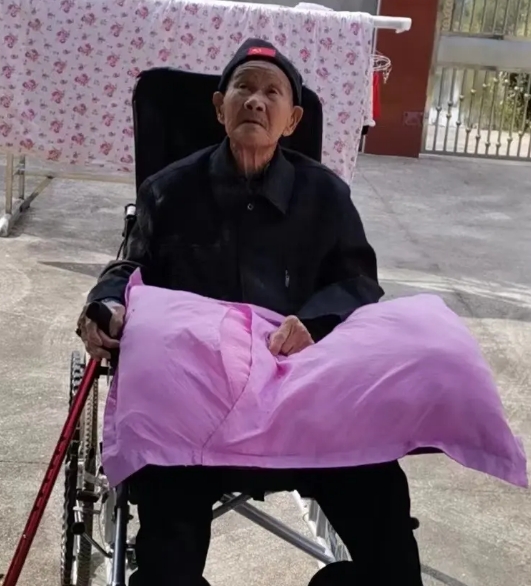走失者照片 安庆市桐城市急寻：九旬老人失联，穿...