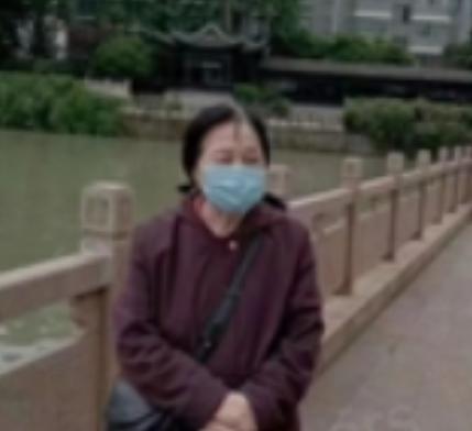 走失者照片 唐山市急寻：七旬老太走失，穿黑底红...