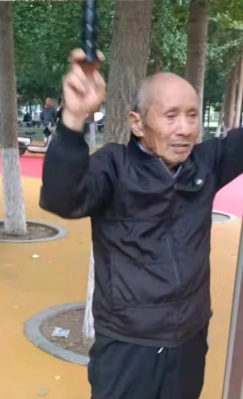 走失者照片 商丘市急寻：八旬老人走失，穿黑灰色...