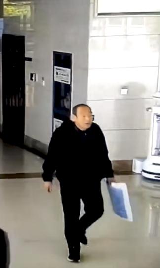 走失者照片 运城市急寻：六旬老人走失，背黑色包...