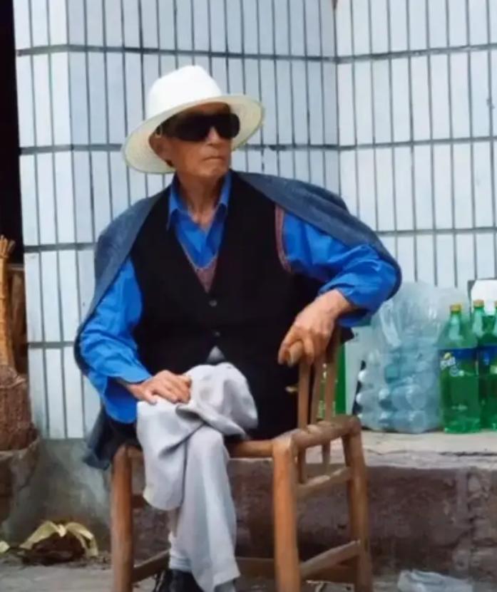 走失者照片 遂宁市寻人：八旬老人失联，穿红色拉...