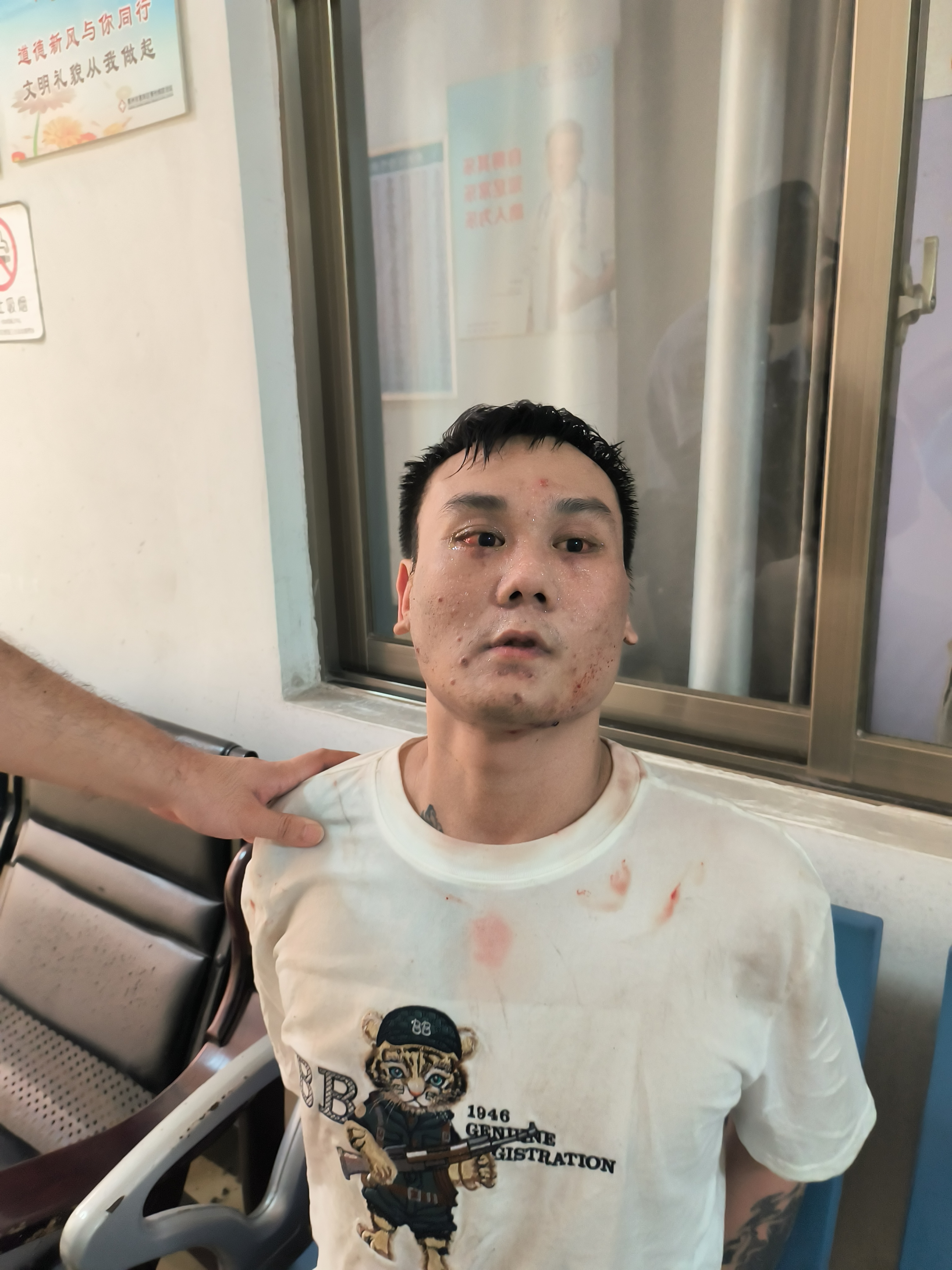 走失者照片 惠州市寻亲：青年男子被救助，穿白色...