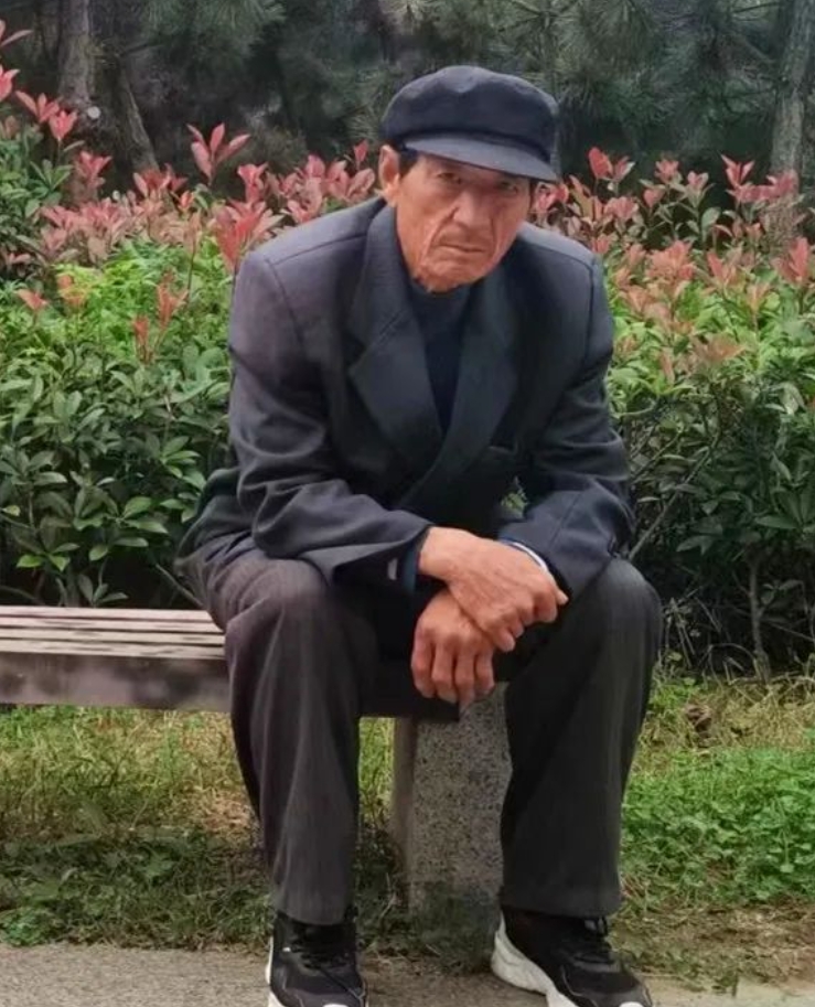 走失者照片 日照市急寻：六旬老人走失，穿黑蓝色...