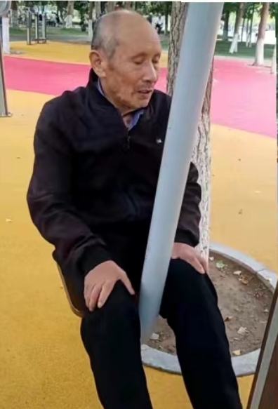 走失者照片 商丘市急寻：八旬老人走失，穿黑灰色...