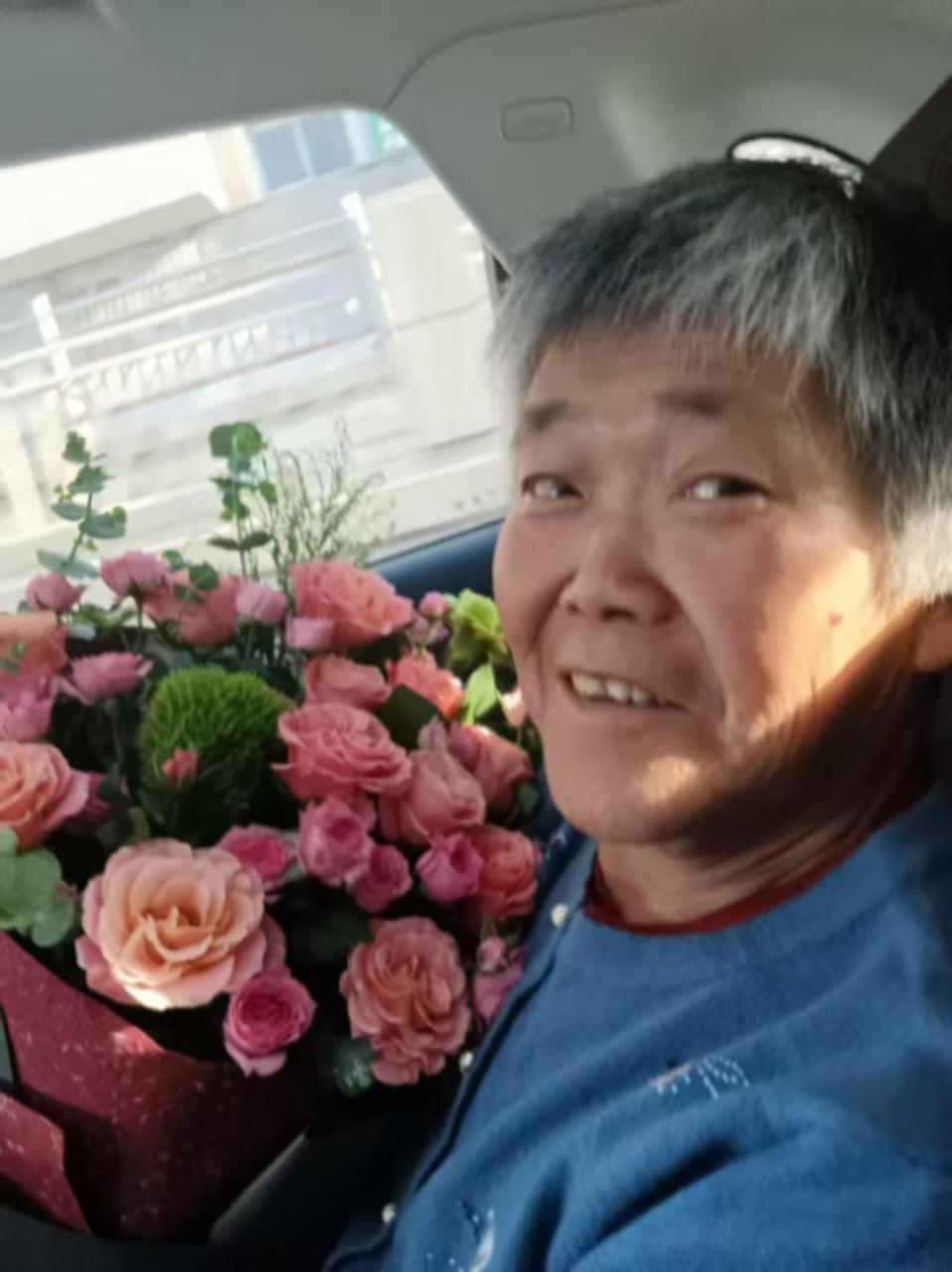 走失者照片 沈阳市寻人：六旬老太走失，穿白底花...