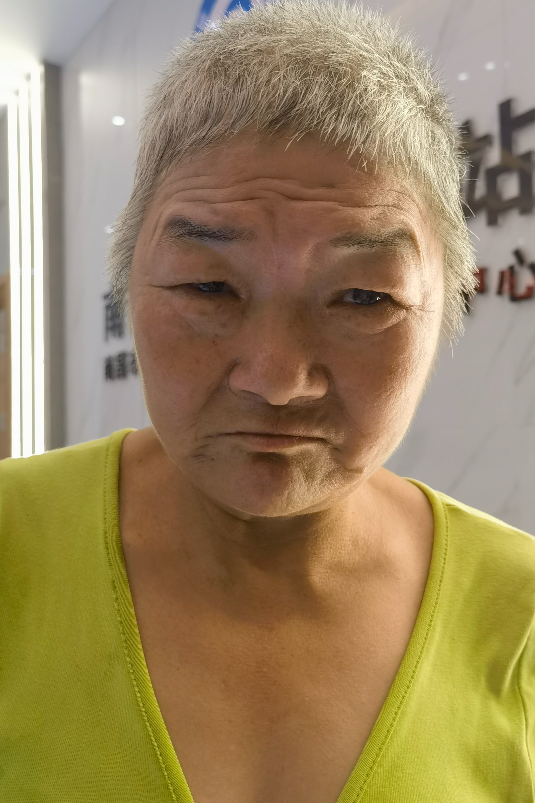 走失者照片 南昌市寻亲：六旬老太被救助，白色短...