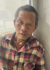 走失者照片 南宁市寻亲：六旬老人被救助，穿格子...