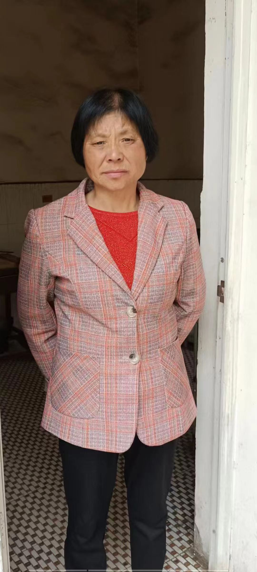 走失者照片 平顶山市急寻：六旬老太走失，穿红色...