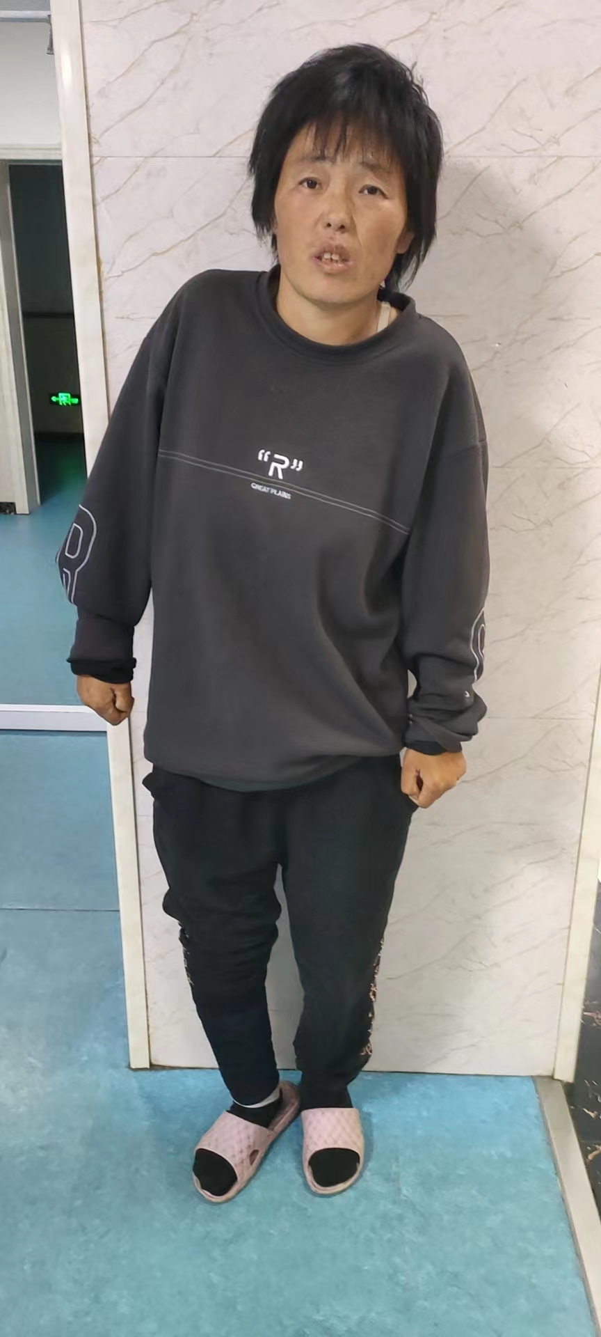 走失者照片 铁岭市寻亲：中年女子被救助，穿灰色...