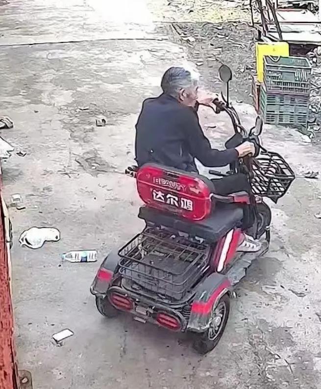 走失者照片 徐州市七旬老人走失，患小脑萎缩，穿...