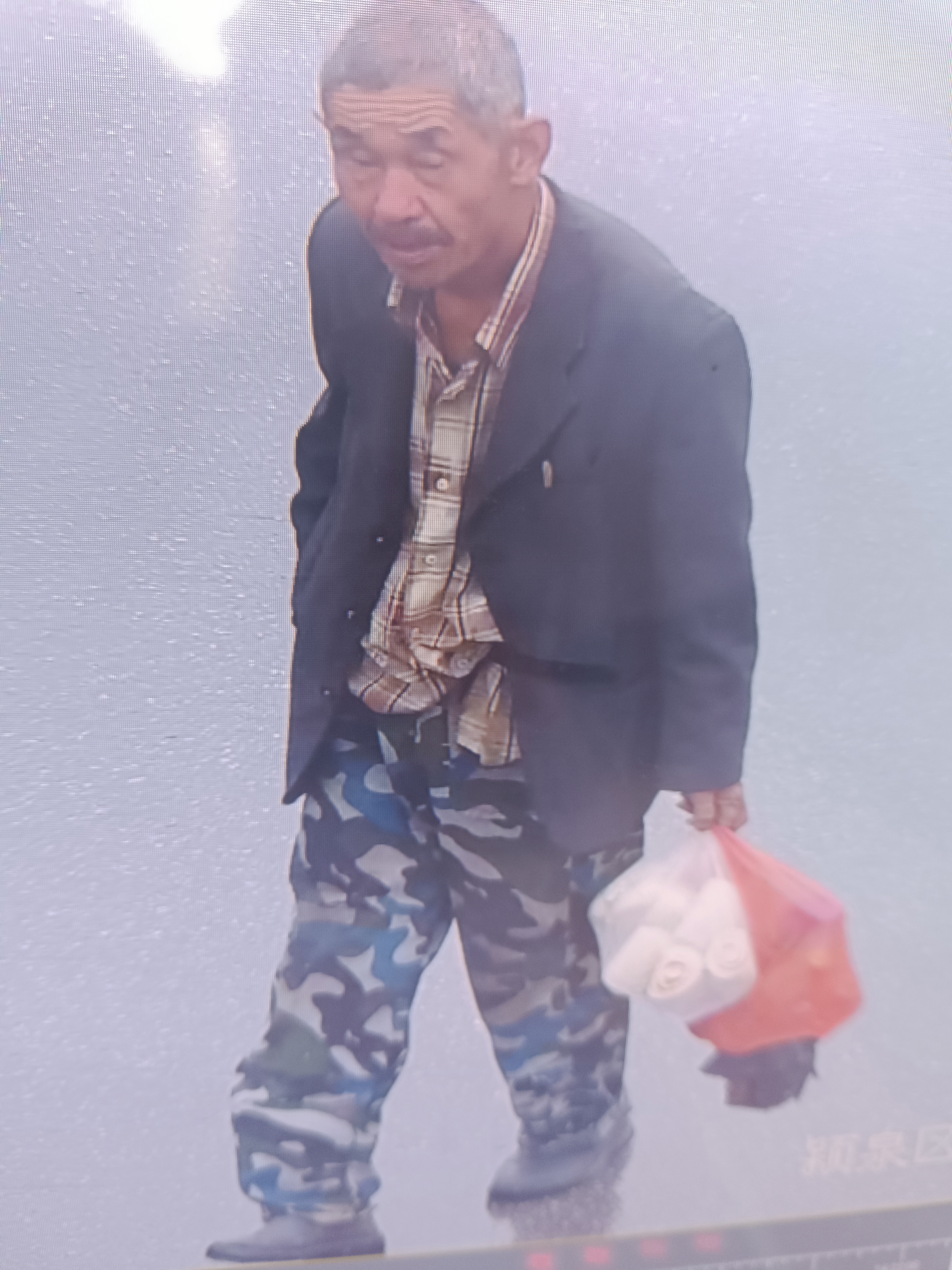 走失者照片 阜阳市急寻：六旬老人失联，穿黑色西...