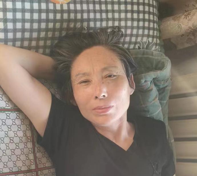 走失者照片 鞍山市急寻：六旬老太走失，穿黑色短...