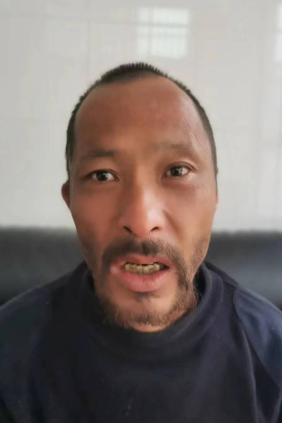 走失者照片 娄底市寻亲：五旬男子被救助，穿黑色...