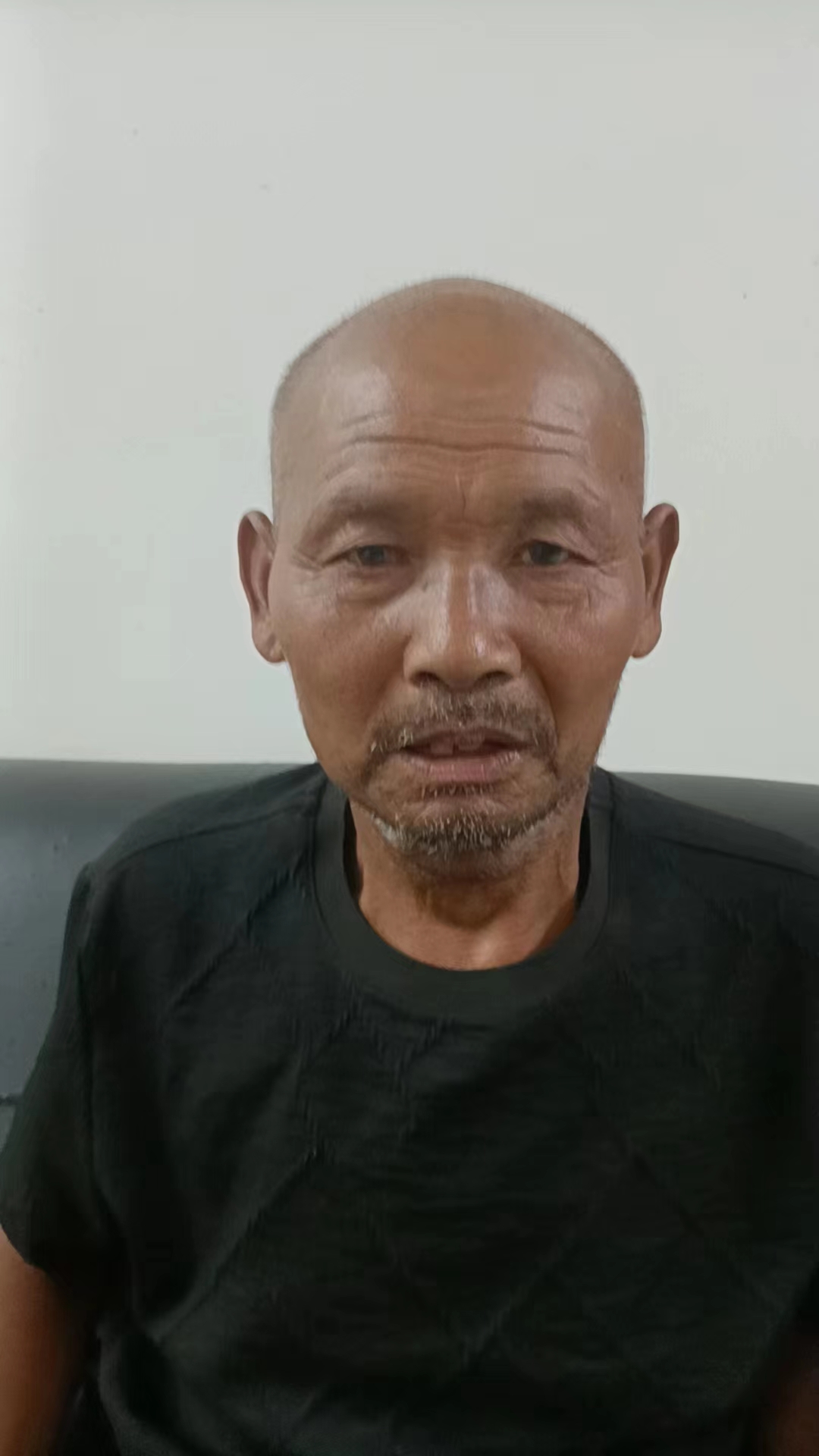 走失者照片 洛阳市寻亲：六旬老人被救助，穿黑色...
