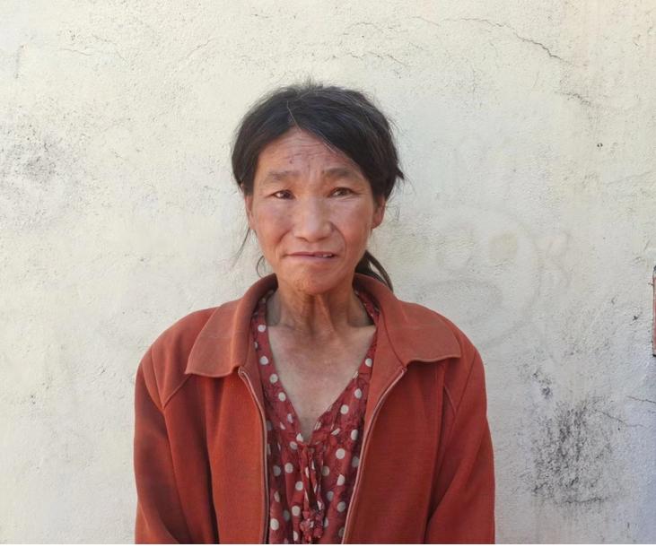 走失者照片 临沂市寻亲：中年女子被救助，穿红色...