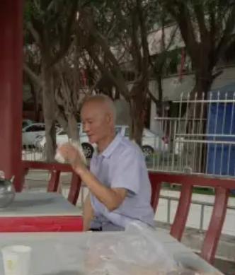 走失者照片 德阳市寻人：七旬老人走失，穿黑色夹...