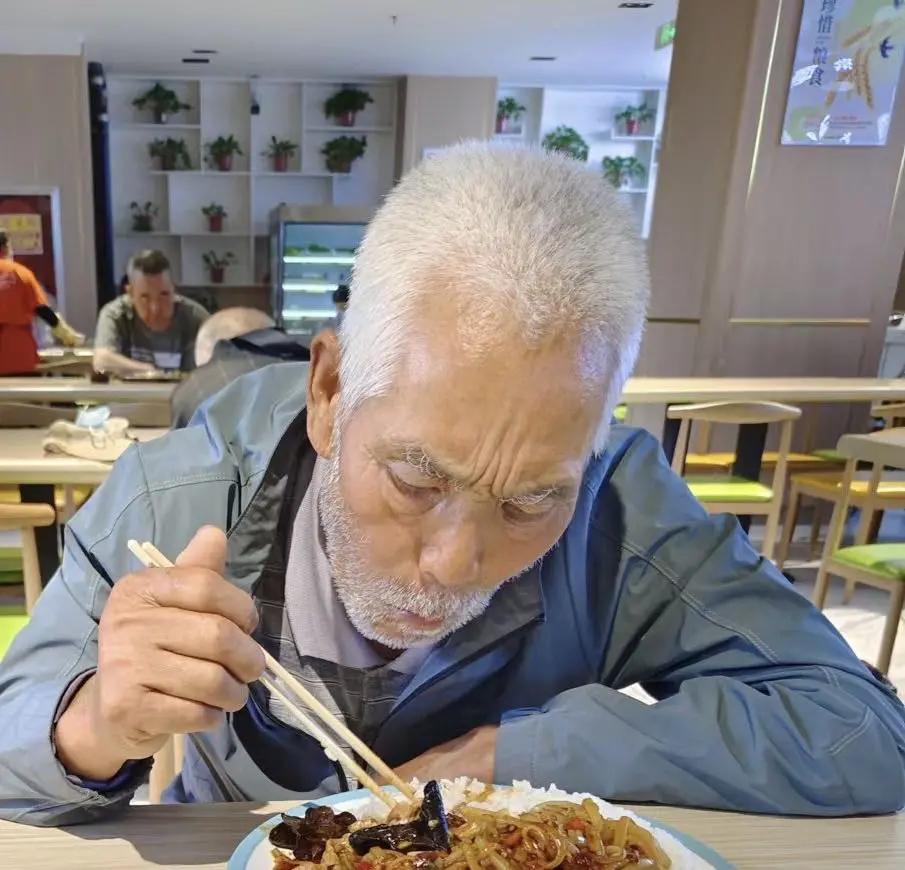 走失者照片 宝鸡市急寻：七旬老人走失，穿灰色衬...