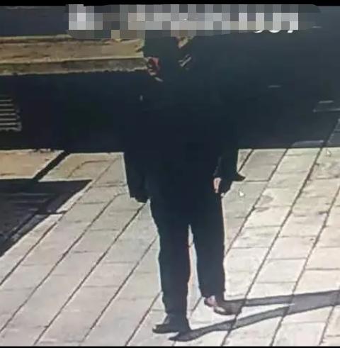 走失者照片 乌鲁木齐市急寻：六旬老人走失，穿黑...