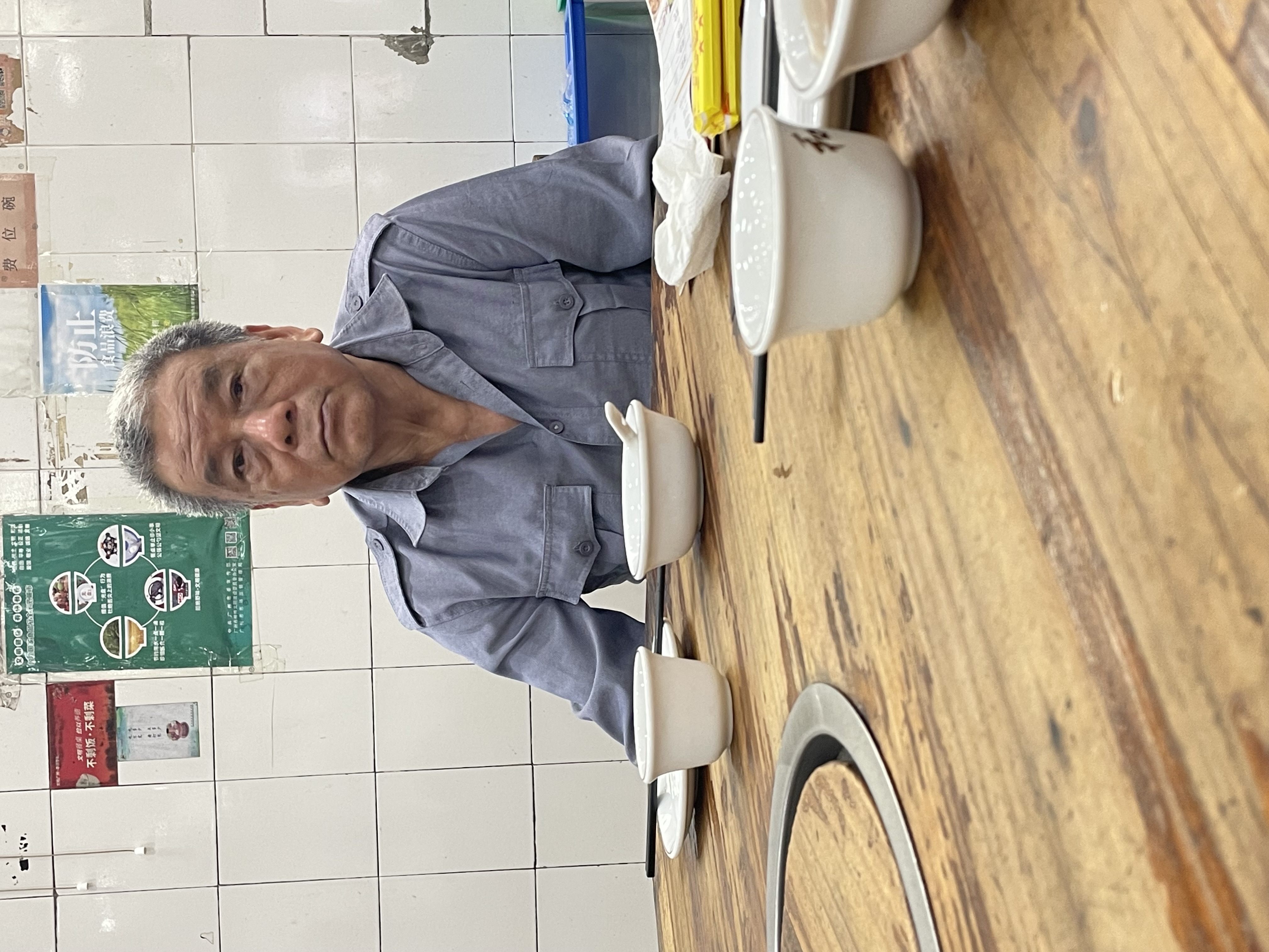 走失者照片 广州市急寻：七旬老人走失，穿米黄色...