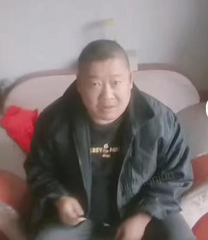 走失者照片 济南市急寻：五旬男子失联，穿蓝色校...