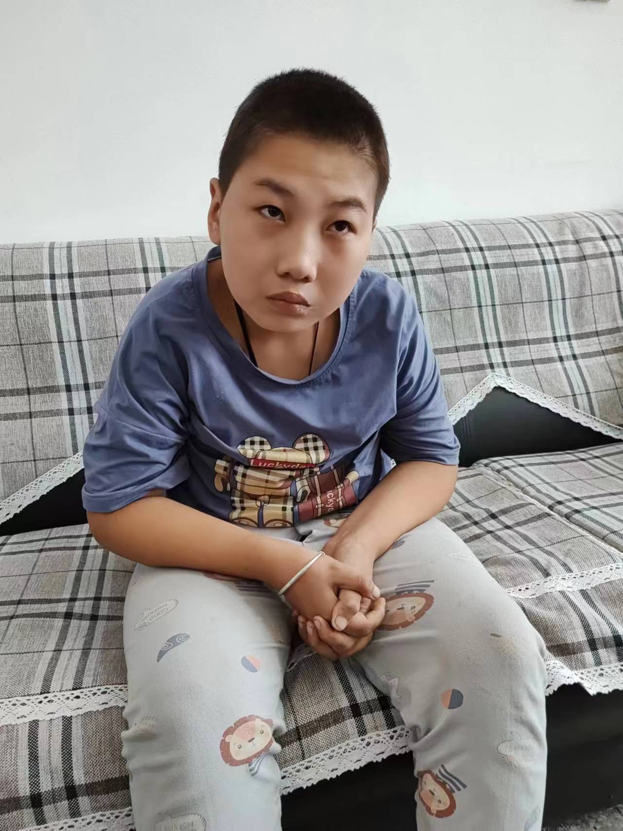 走失者照片 阜新市寻亲：12岁男孩被救助，穿蓝...