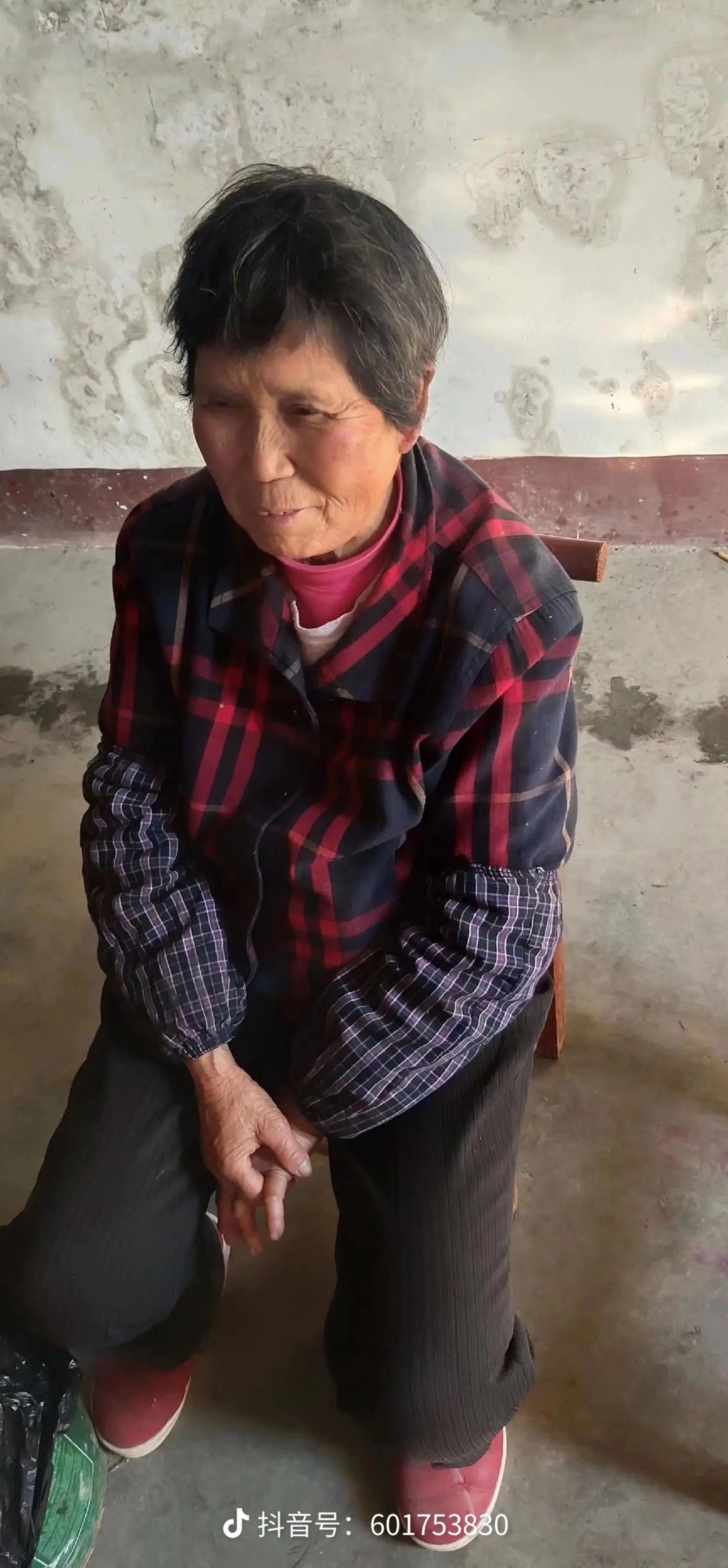 走失者照片 孝感市寻人：七旬老太走失，穿暗红色...