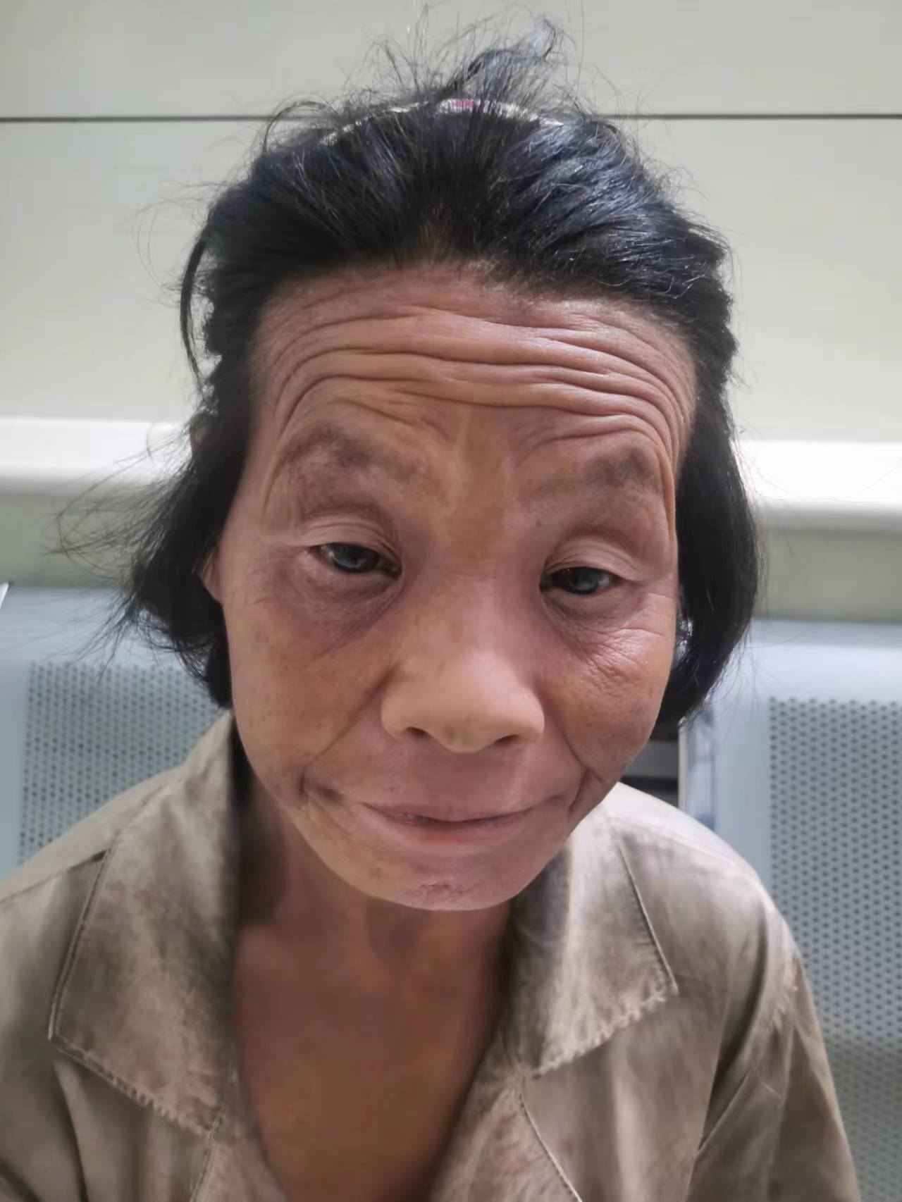 走失者照片 聊城市寻亲：六旬老太被救助，穿白色...