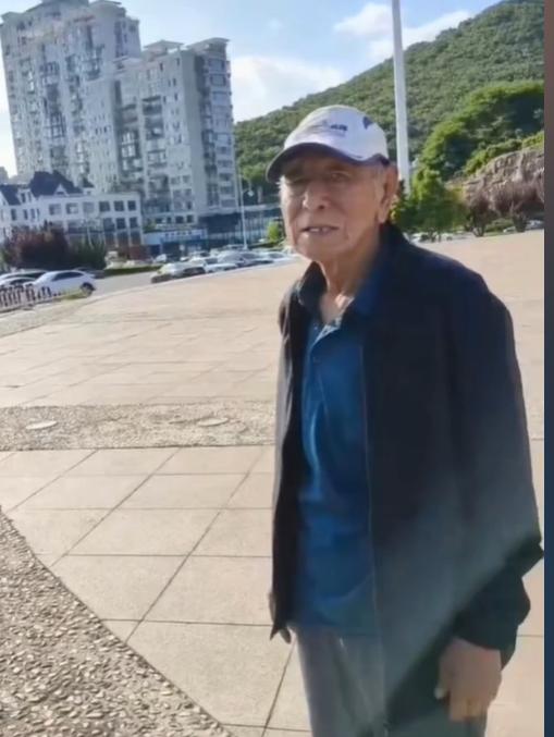 走失者照片 大连市急寻：八旬老人失联多日，拿蓝...