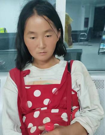 走失者照片 眉山市寻亲：青年女子被救助，穿红色...