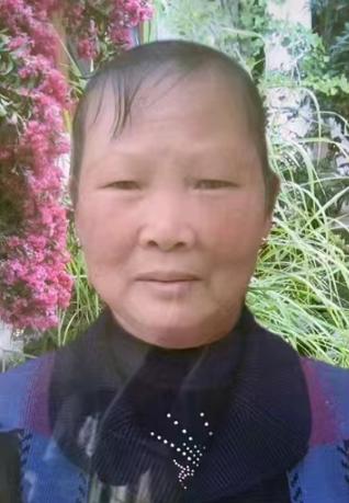 走失者照片 梅州市急寻：六旬老太走失，穿红色格...