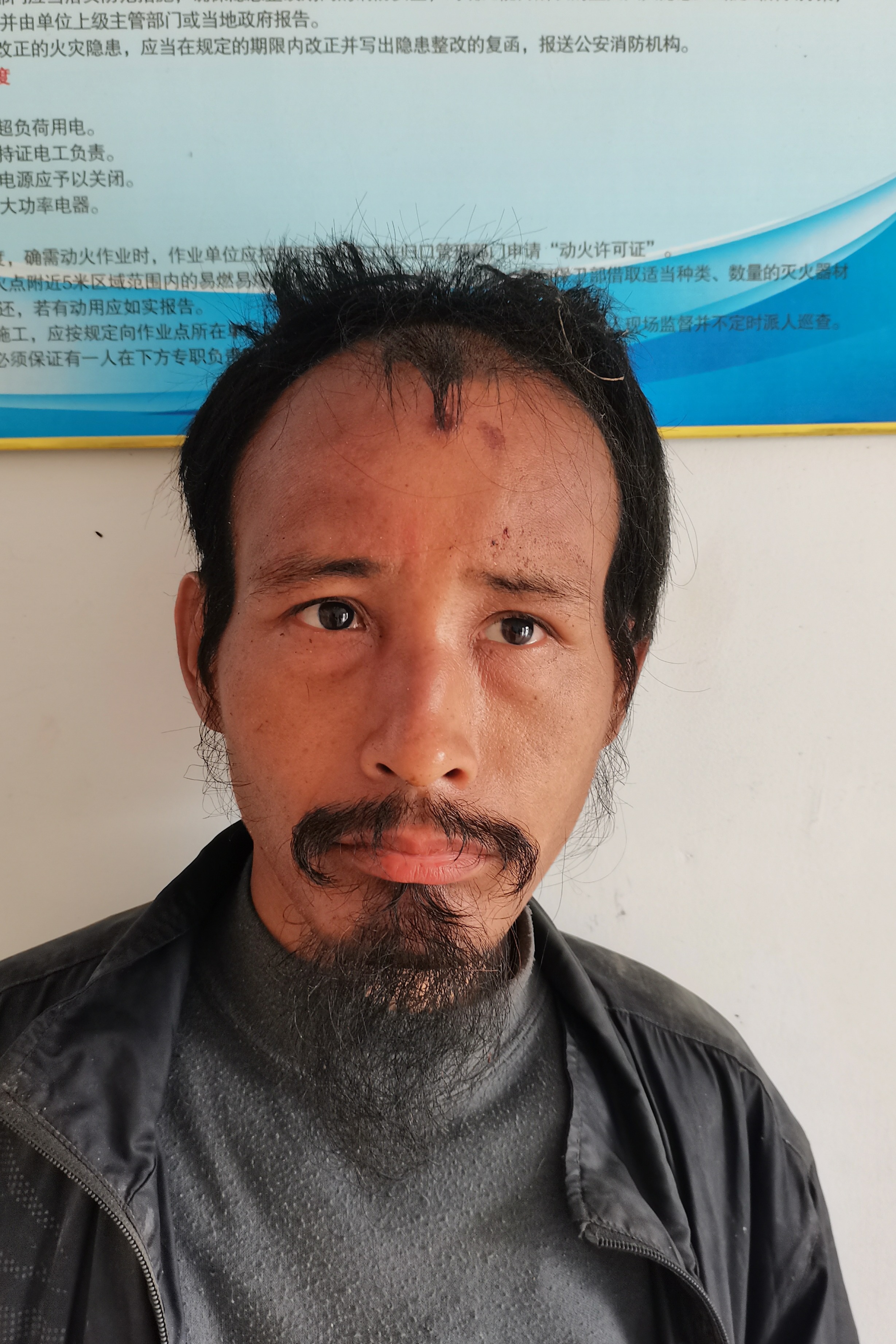 走失者照片 六安市寻亲：中年男子被救助，穿黑色...