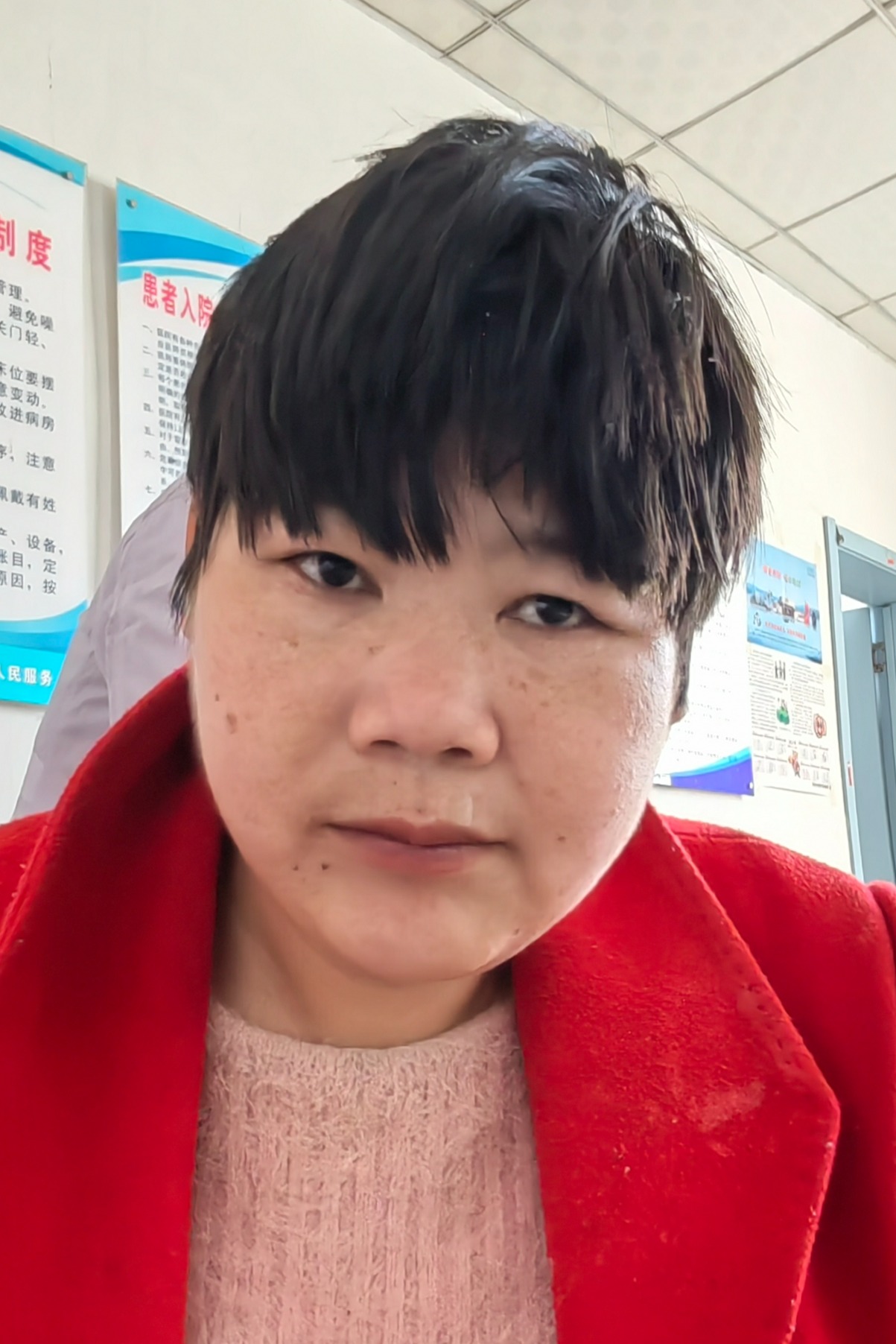 走失者照片 菏泽市寻亲：青年女子被救助，穿红色...