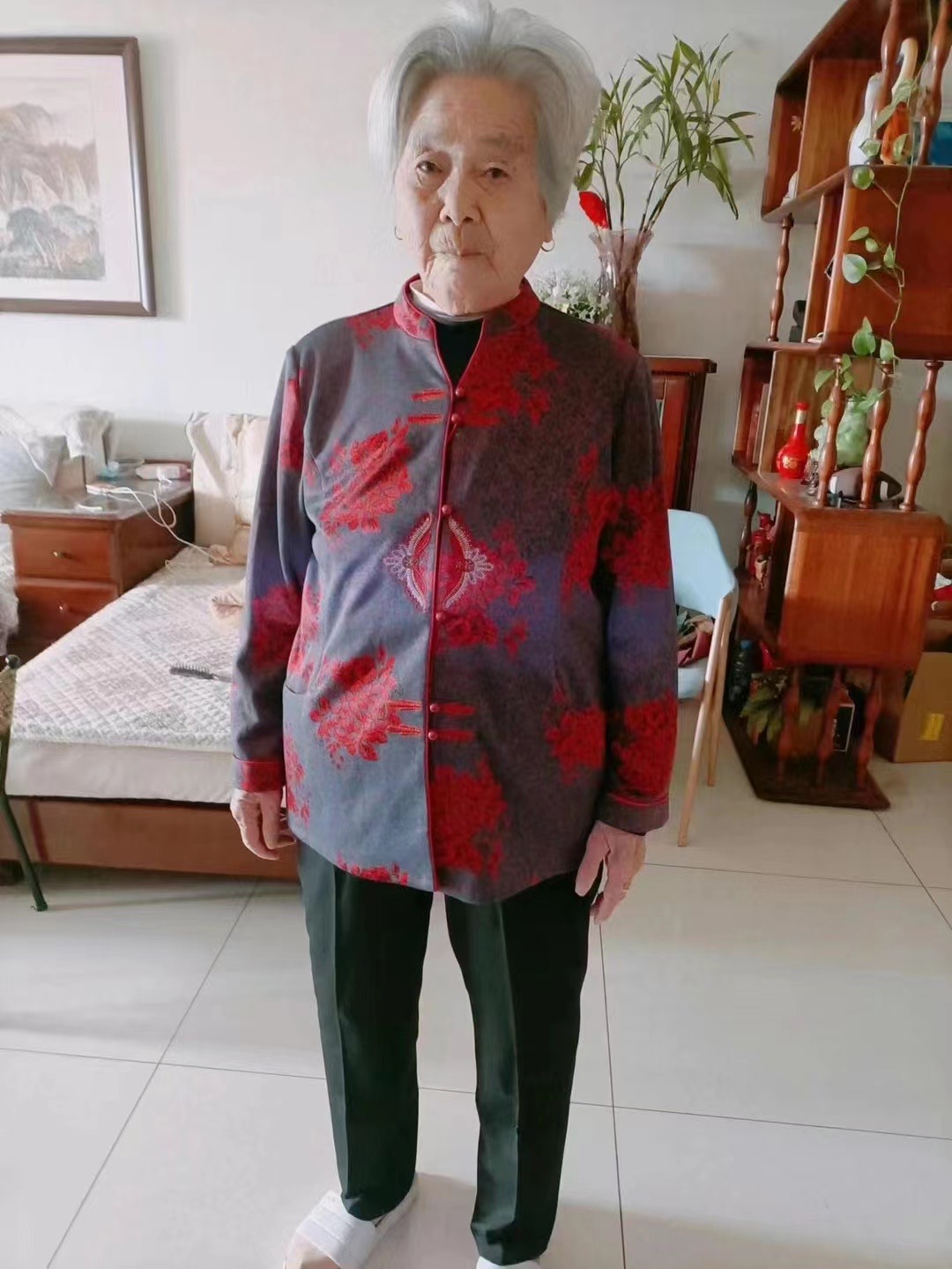 走失者照片 洛阳市寻人：九旬老太失联，穿暗绿色...
