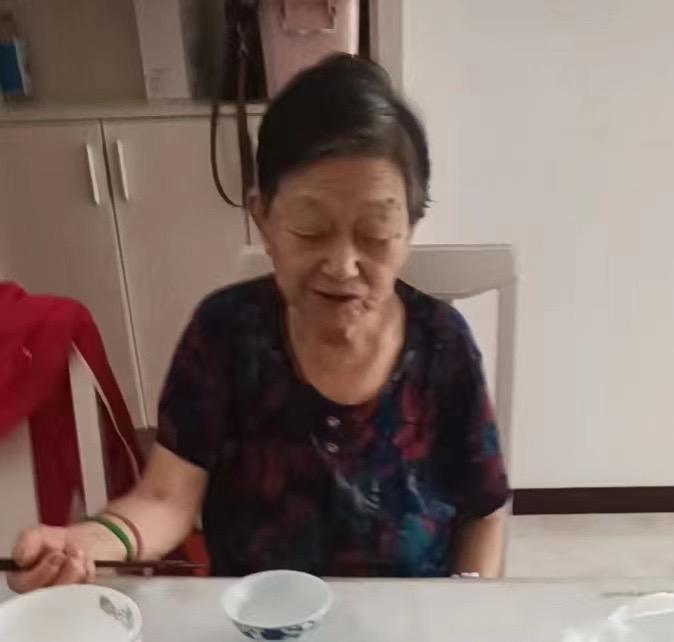 走失者照片 荆州市寻人：九旬老太失联，穿黑底印...