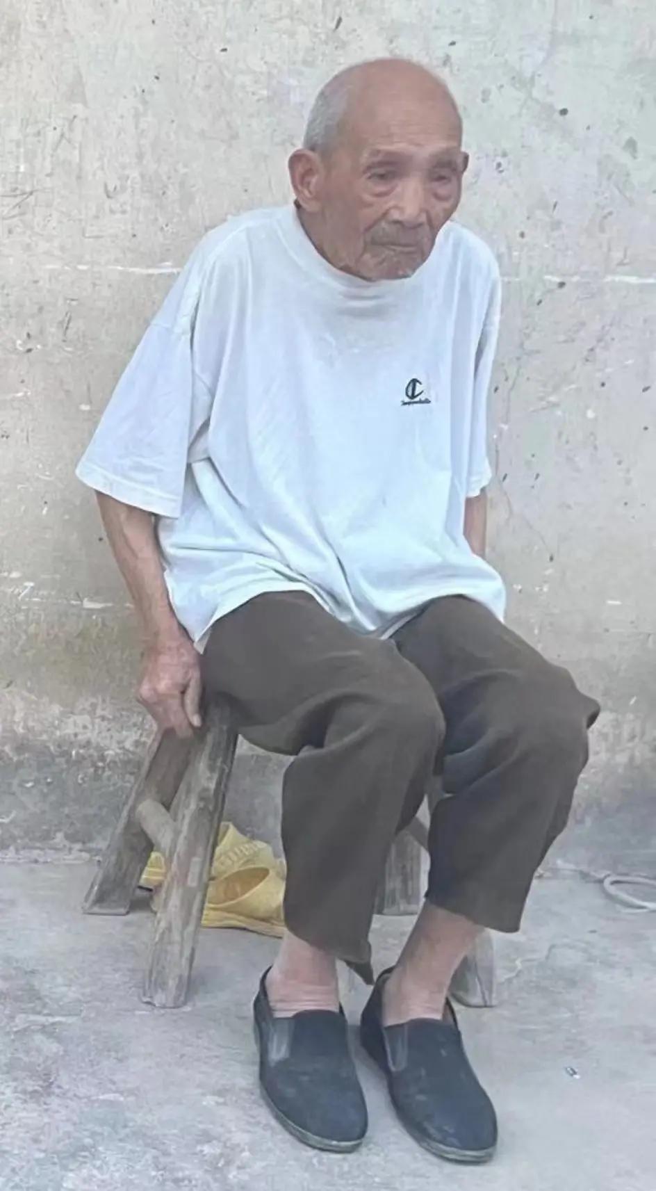 走失者照片 金华市东阳市急寻！百岁老人失联，穿...