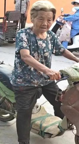 走失者照片 安阳市急寻：七旬老太走失，骑绿色电...