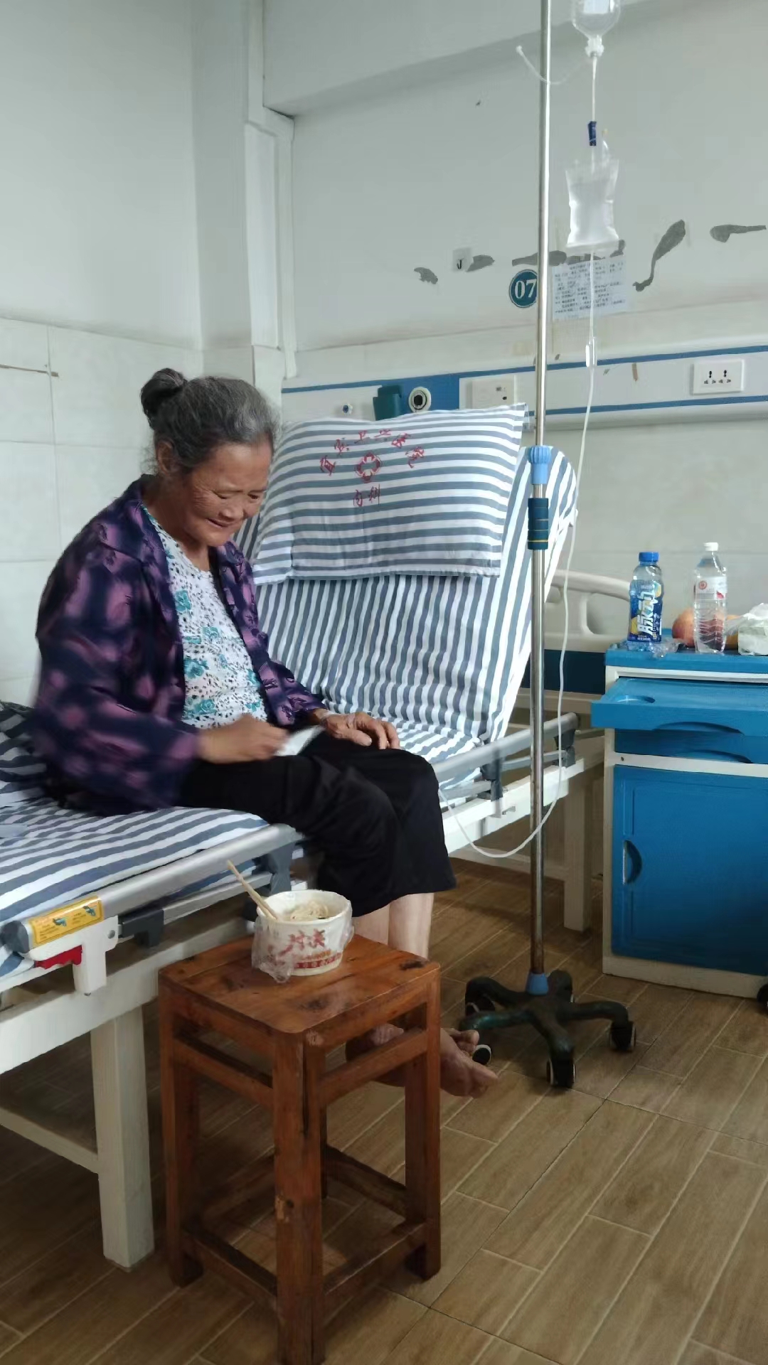 走失者照片 宜宾市寻人：七旬老太失联数日，穿紫...