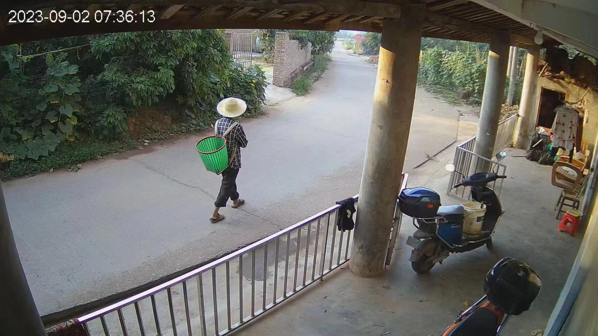 走失者照片 宜宾市急寻：八旬老人失联，穿深色格...