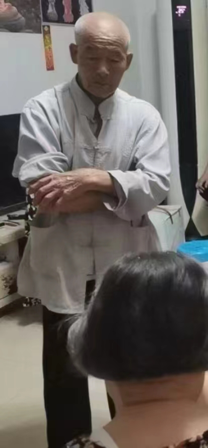 走失者照片 泸州市急寻：八旬老人走失，穿灰白色...
