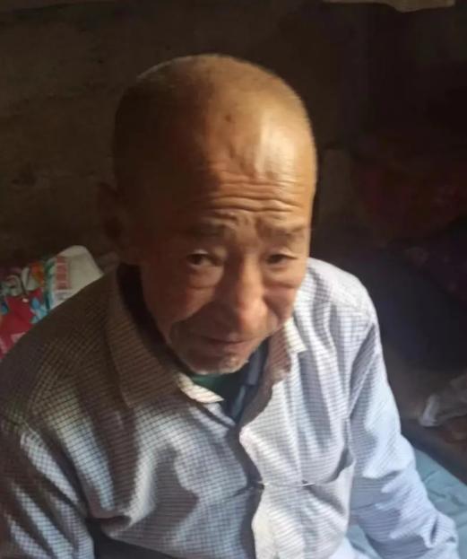 走失者照片 佳木斯市急寻：七旬老人失联，穿乳白...
