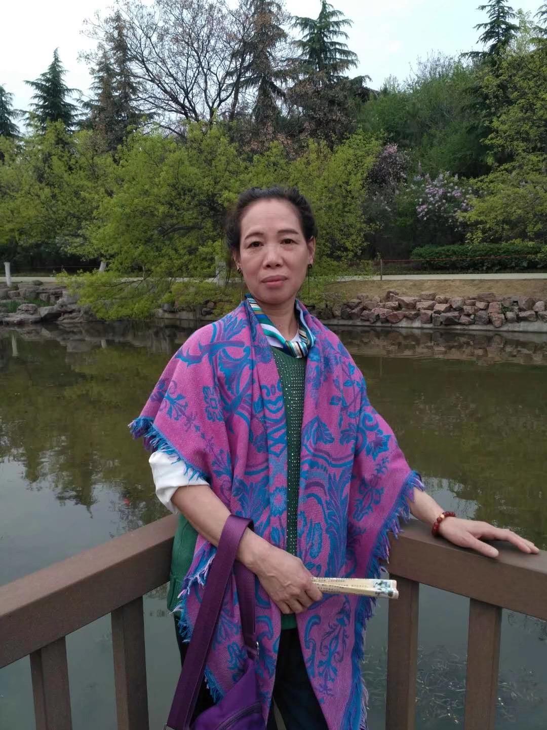 走失者照片 宝鸡市寻人：六旬老太失联，穿白色短...