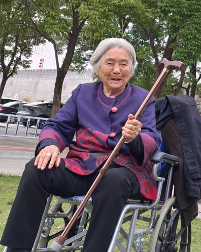 走失者照片 洛阳市寻人：九旬老太失联，穿暗绿色...