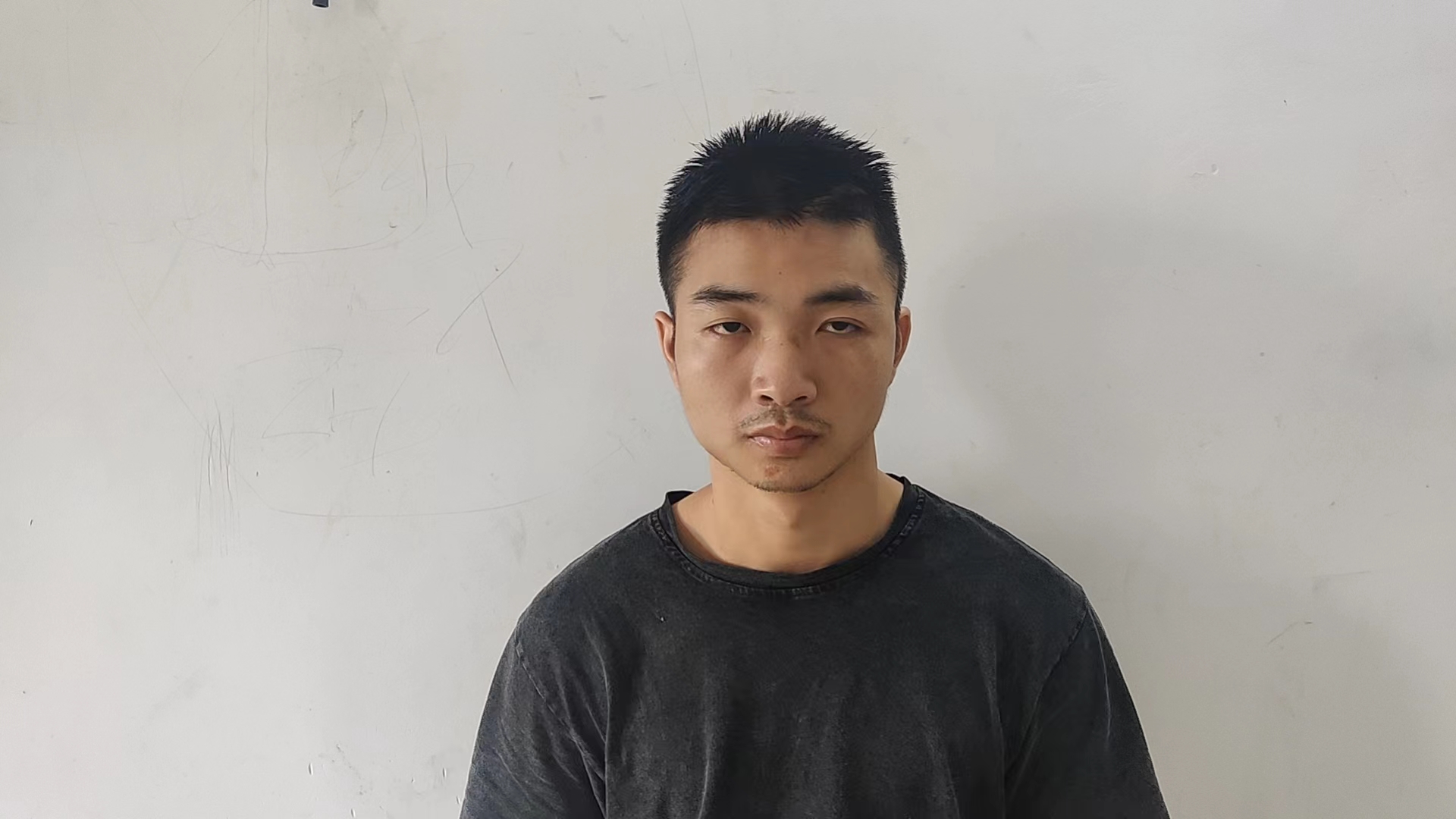 走失者照片 河源市寻亲：青年男子被救助，穿黑色...