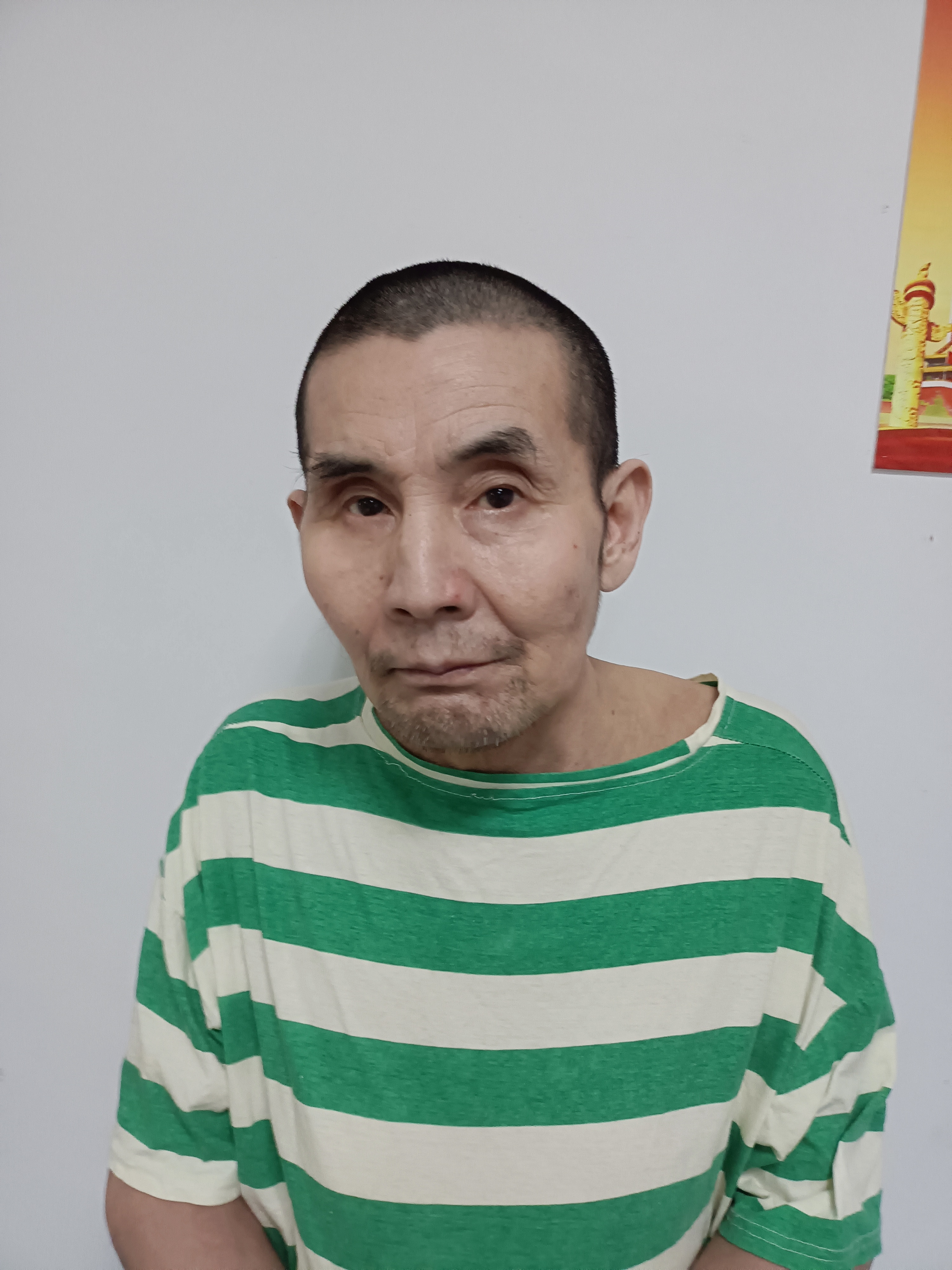 走失者照片 黄山市寻亲：六旬老人被救助，穿蓝色...