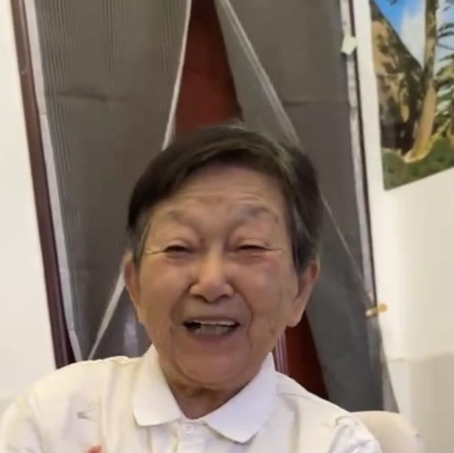 走失者照片 荆州市寻人：九旬老太失联，穿黑底印...