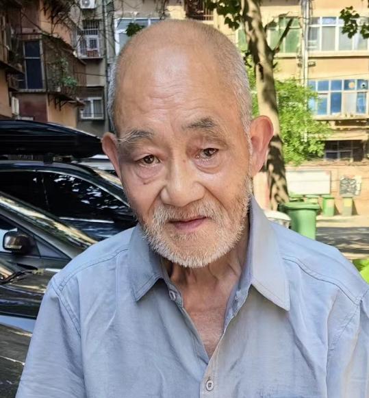 走失者照片 洛阳市寻人：七旬老人走失，穿灰色短...