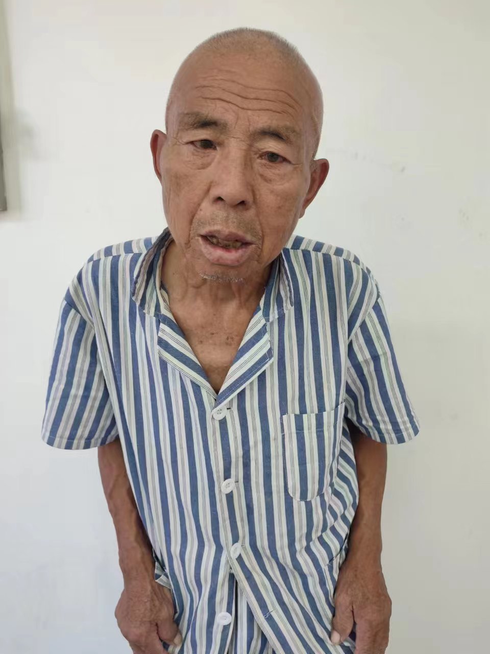 走失者照片 济南市寻亲：六旬老人被救助，穿浅绿...