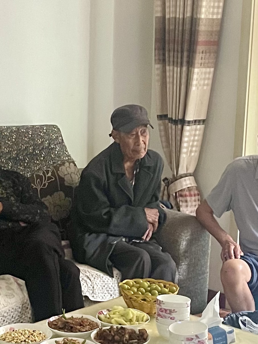 走失者照片 宜宾市急寻：八旬老人失联，穿深色格...